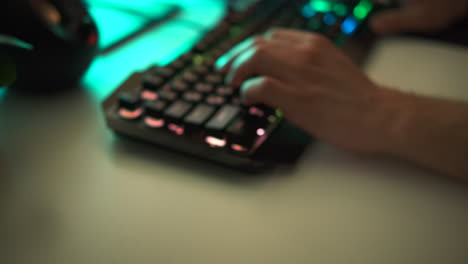 persona jugando en un teclado rgb