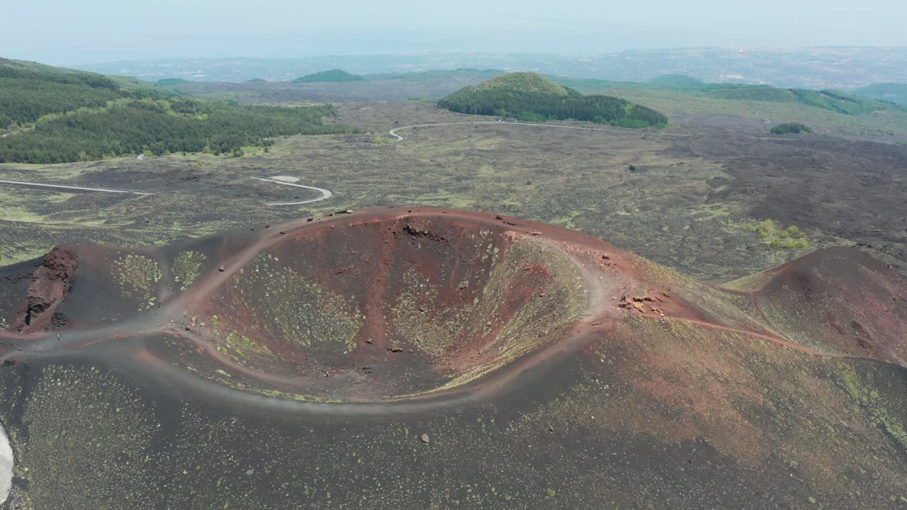 이탈리아 에트나 화산 근처 크라테리 실베스트리 상공을 비행하는 드론
