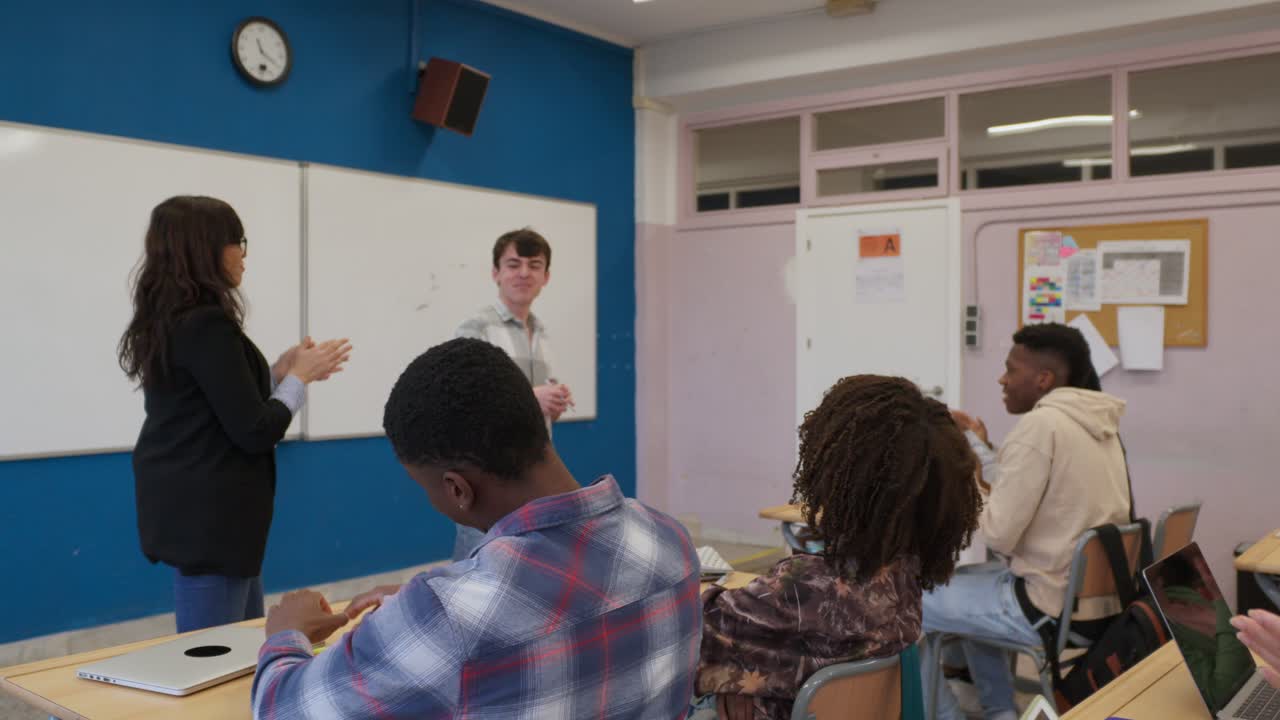 escena del aula con estudiantes y maestros