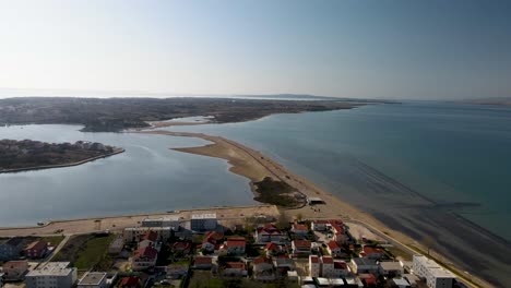 Vuelo-De-Drones-Sobre-La-Ciudad-De-Nin-En-Croacia-Plaza-Ninska-Laguna-Amplia-Vista-Durante-El-Día