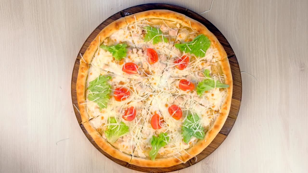 과 치즈, 토마토와 러드가 에 있는 피자.