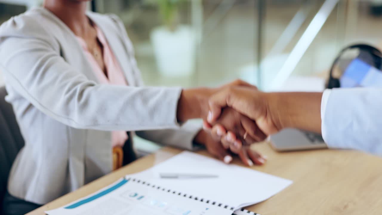 Apretón de manos, reunión y entrevista de negocios