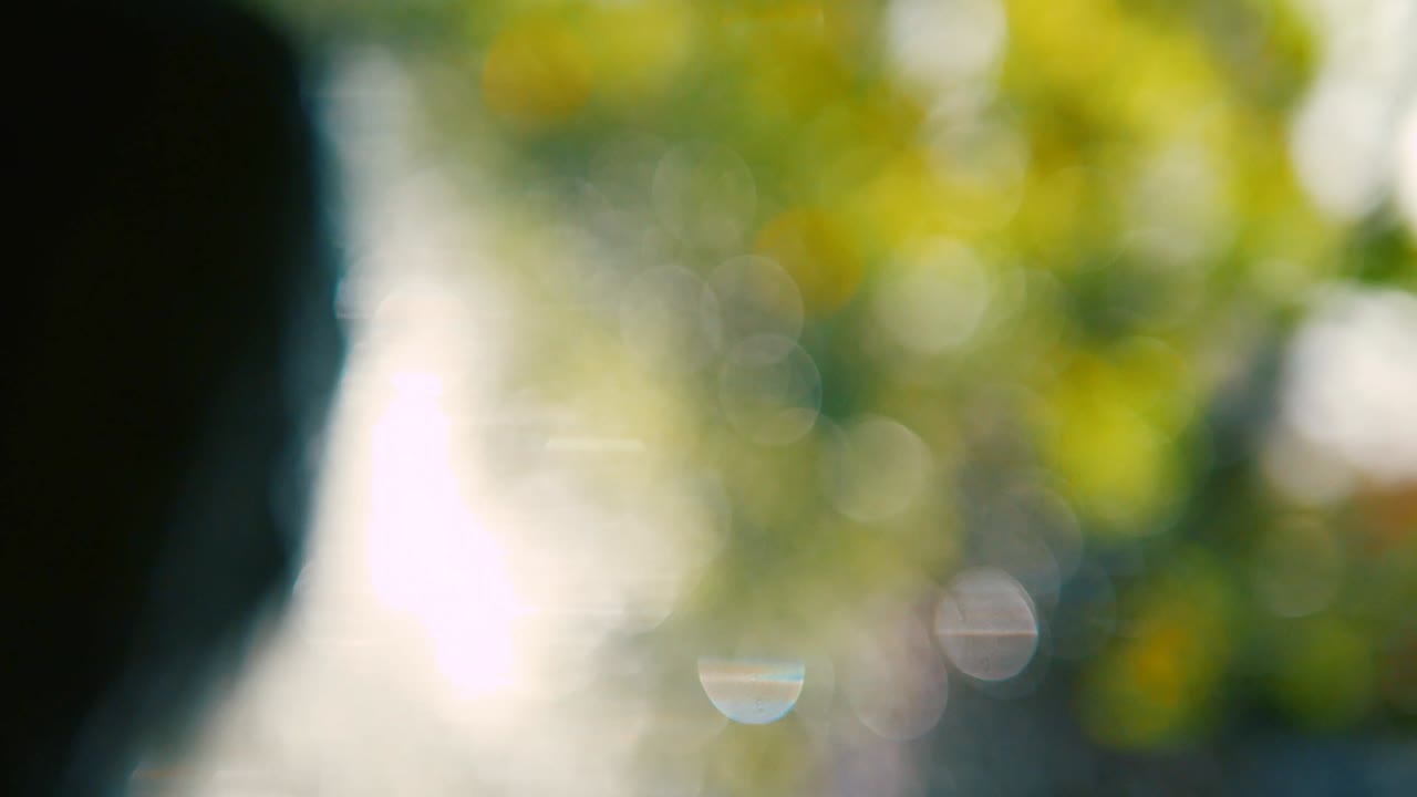 물방울의 반임, 아름다운 보케, 흐릿한 보케 배경의 물 방울, 크리스마스의 새해 반임.