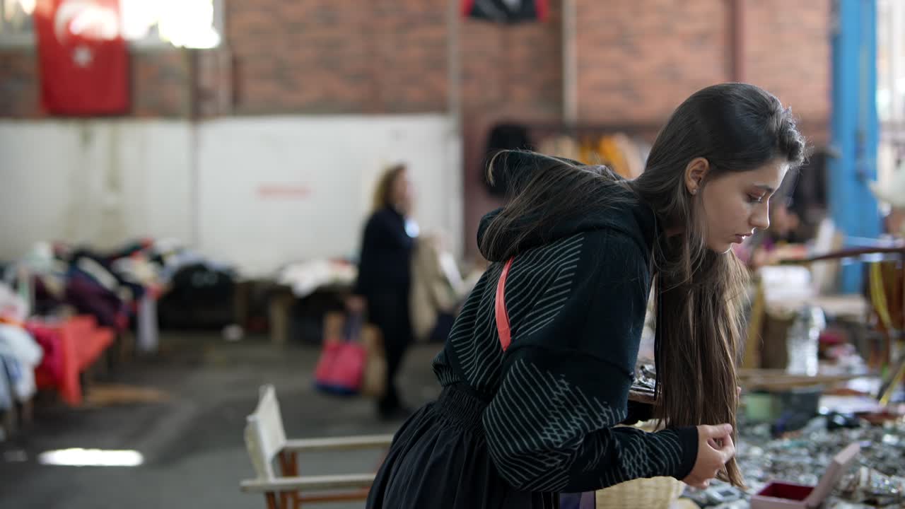 Donna che curiosa a un mercatino delle pulci