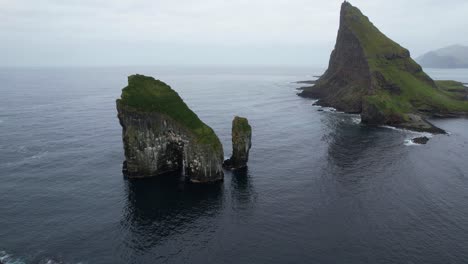 drangarnir místico de las pilas de mar y tindholmur, islas feroe