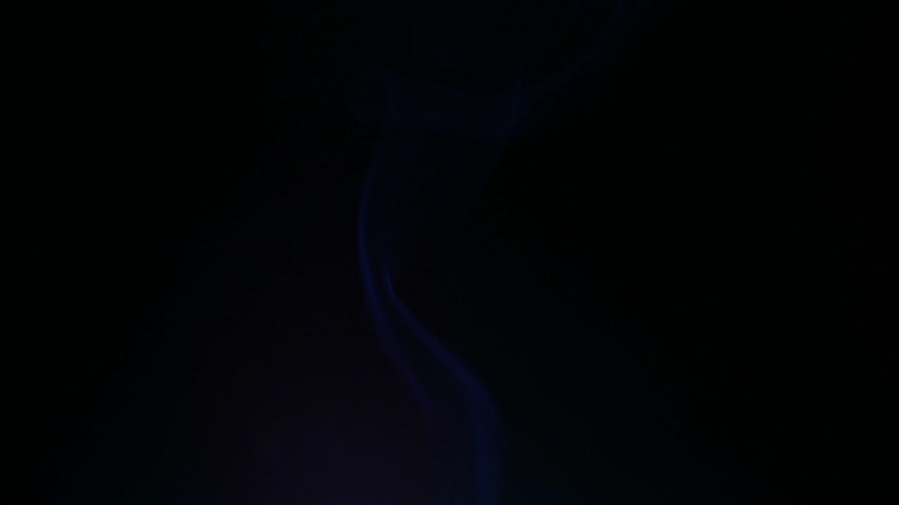 colores humo en fondo oscuro