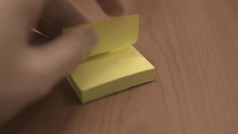pasando rápidamente páginas de notas adhesivas amarillas, tomando solo una