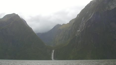 Wasserfall-Bei-Milford-Sound-Nz