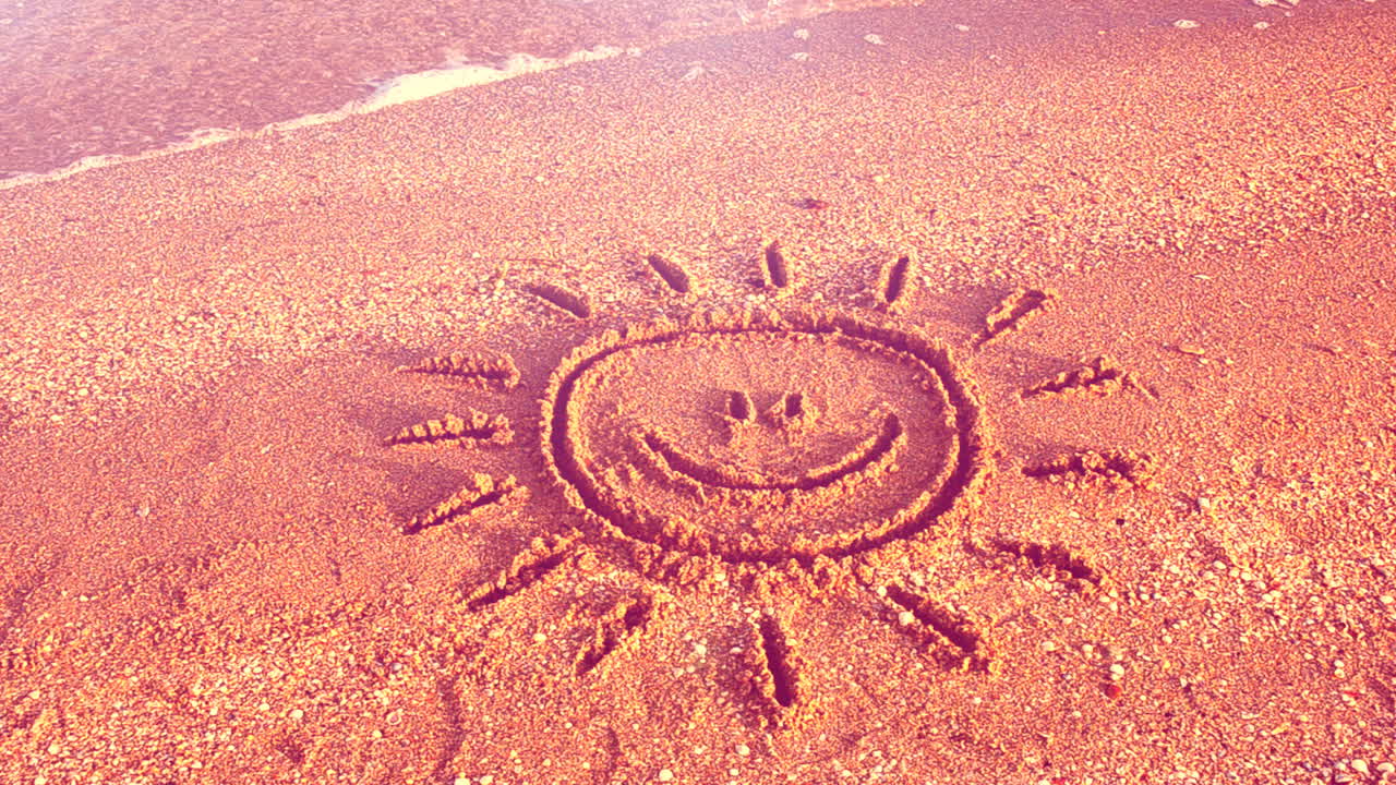 Spiaggia e disegno. Disegno del sole sulla spiaggia.