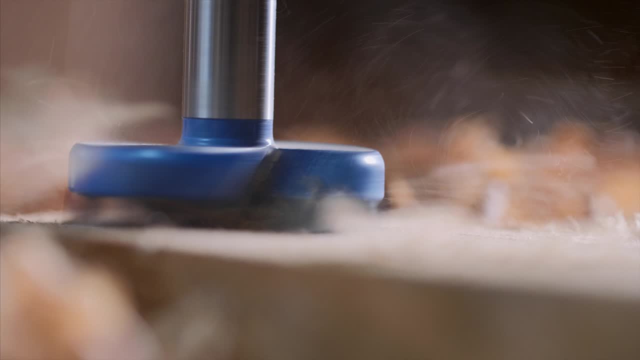 포스트너 드릴은 보드에 구을 니다.