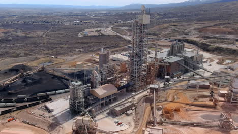 instalación del grupo de materiales del río salado cerca de la escuela primaria clarkdale-jerome en arizona, mostrando operaciones industriales en un entorno desértico, vista aérea