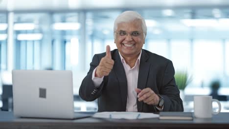un hombre de negocios indio feliz mostrando el pulgar hacia arriba.