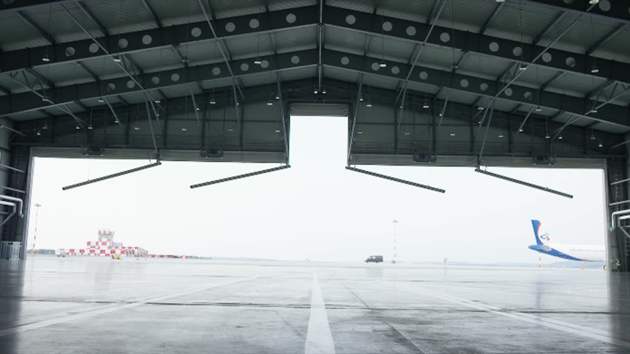 hangar del aeropuerto con puertas abiertas