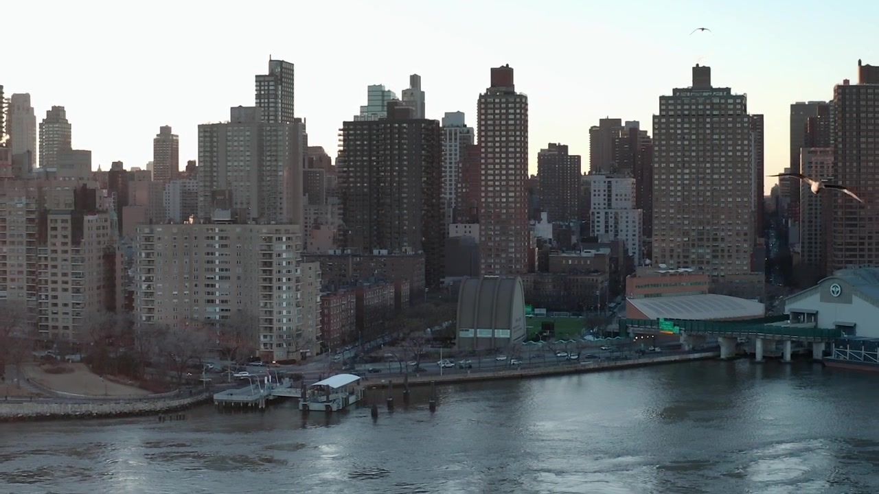 Luftfoto der viser bygninger og gader i New York City ved solnedgang