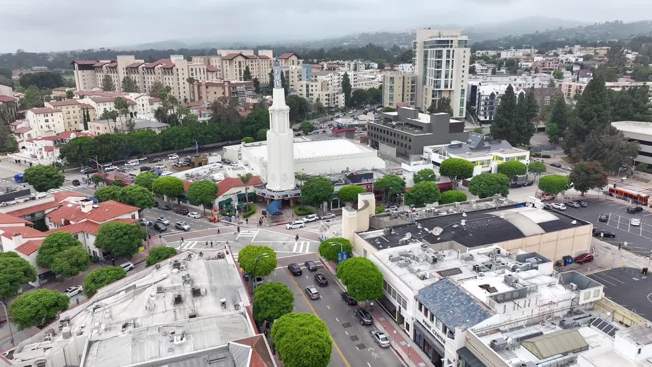 vista aérea volando hacia el teatro fox en westwood village, los ángeles, punto de referencia icónico y paisaje urbano