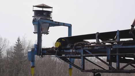 Sand--Und-Steinband-Rollt-In-Einer-Industriefabrik