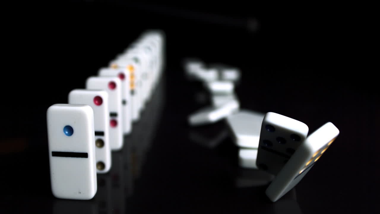 도미노가 떨어지는 것