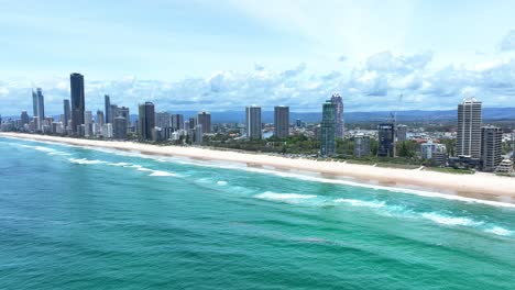 uno de los destinos de vacaciones más populares del mundo en el paraíso de los surfistas, gold coast, queensland australia, alojamiento de gran lujo de gran altura, vistas de drones