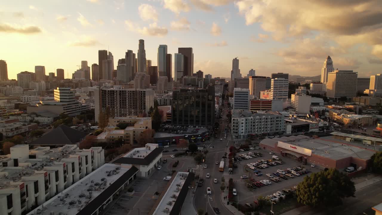 해질녘에 로스앤젤레스 스카이라인으로 공중 푸시