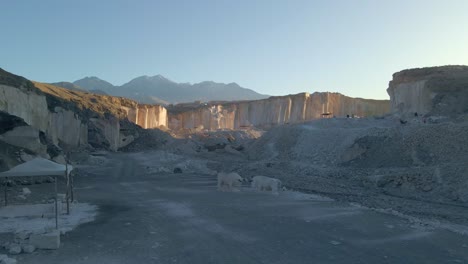 Amanecer-En-Las-Canteras-De-Sillar,-Principal-Cantera-De-Añashuayco,-Donde-Se-Extrae-El-Sillar-Y-Zona-Turística-Donde-Actualmente-Se-Contempla-La-Extracción-Del-Sillar-Por-Canteros