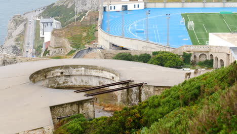 Macacos-De-Berbería-Caminando-Sobre-Una-Losa-De-Hormigón-Sobre-La-Roca-De-Gibraltar