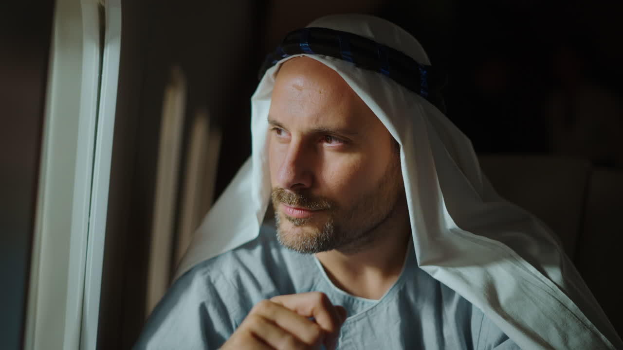 전통 아랍 의 옷 을 입은 남자 의 초상화