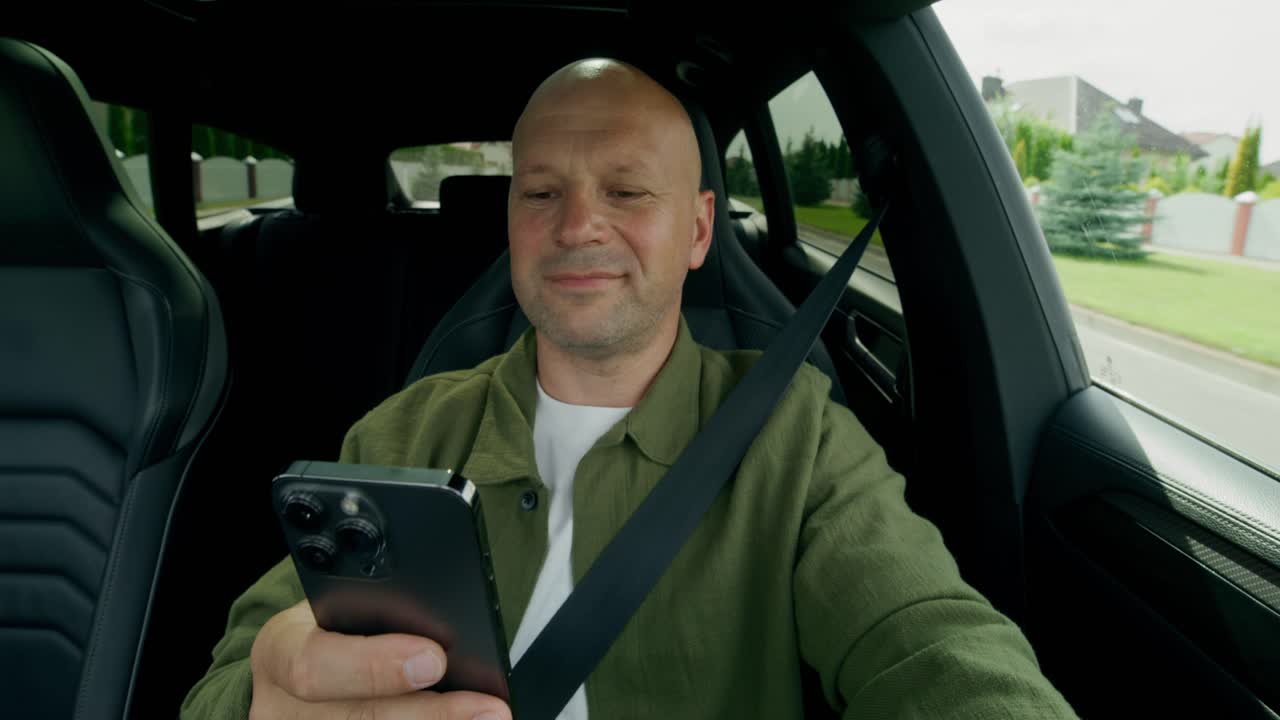 hombre usando el teléfono en un coche