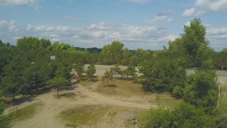 movimiento aéreo por encima de la pareja en la orilla del río a la carretera con coches