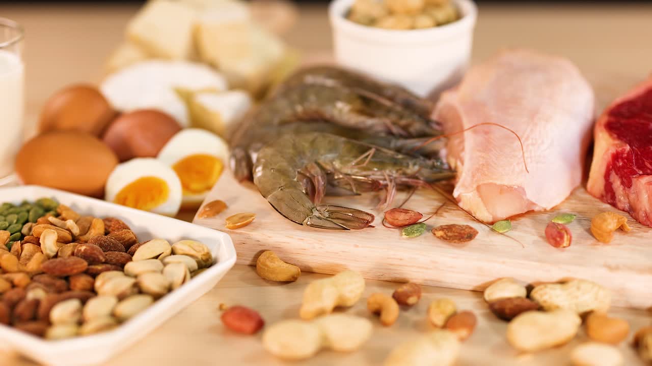 Varietà di carni, frutta secca e latticini