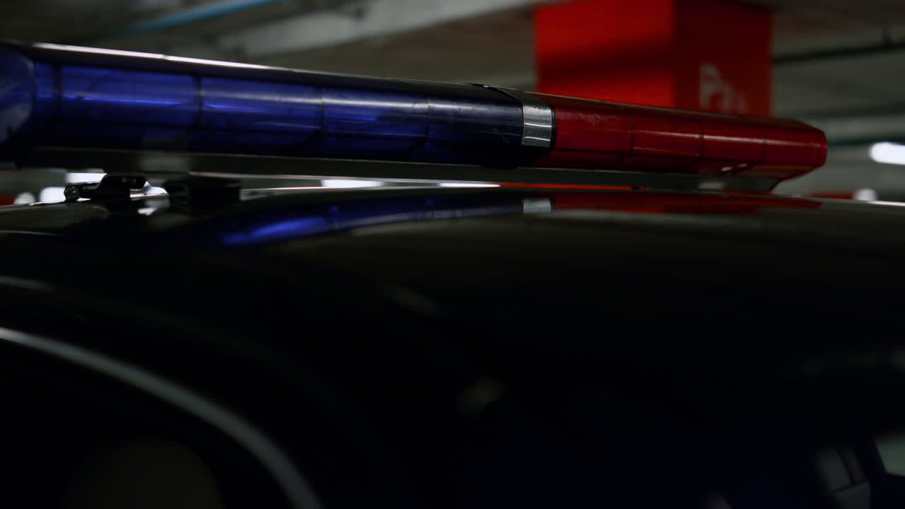 luces parpadeando en el coche de la policía. iluminación del flasher de la policía en el techo del vehículo de patrulla