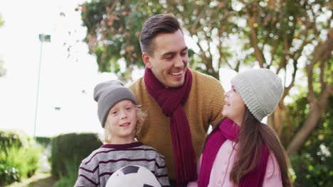 retrato de video de un padre caucásico feliz sonriendo con su hijo y su hija en el jardín de otoño