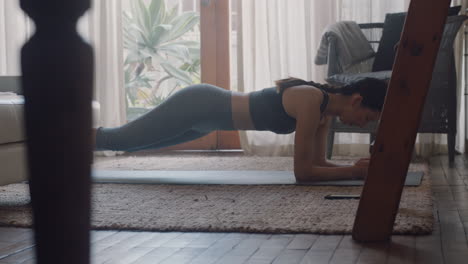 mujer asiática sana haciendo ejercicio en casa practicando en la sala de estar disfrutando del ejercicio físico matutino