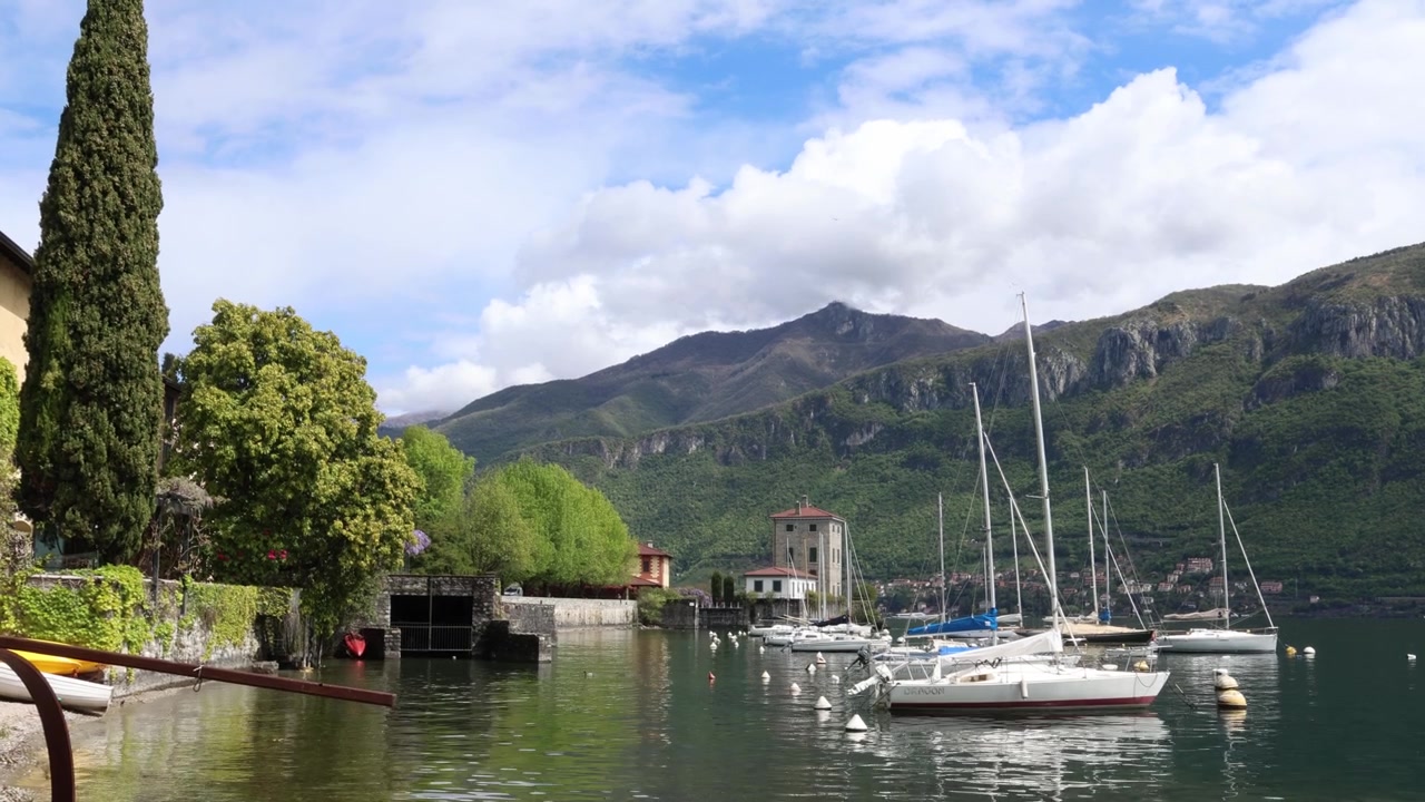 Barche a vela nel porto turistico sul lago di Como, paesaggio dell'Italia settentrionale