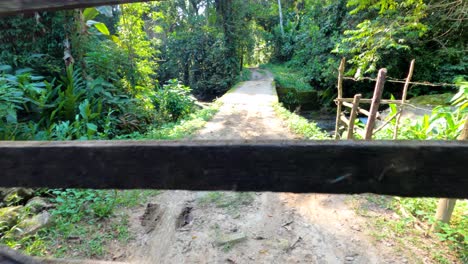 Acercándose-A-Una-Puerta-De-Madera-Rural