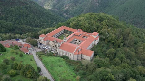 Atemberaubende-Luftaufnahmen-Von-Sil-Canyon-Und-Dem-Kloster-Santo-Estevo,-Spanien