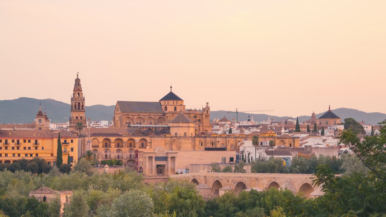 Timelapse em close-up do nascer do sol (da noite para o dia) da Mesquita Catedral de Córdoba e da ponte romana durante o verão
