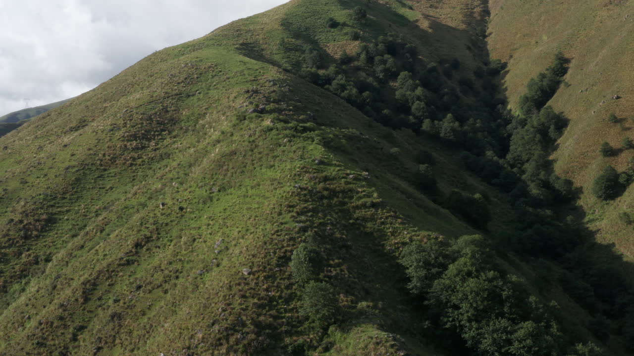 Aerea - paesaggio di verdi colline, Tafi del Valle, Argentina, ampia ripresa in avanti