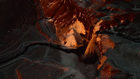 iluminación de la cascada de seljalandsfoss en colores a la hora de la puesta del sol en la isla de islandia