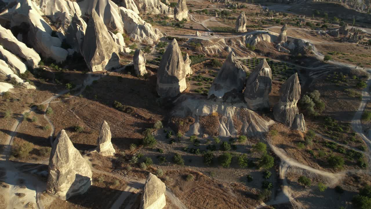 vista aérea de drones de formación rocosa única en el paisaje de capadocia, turquía