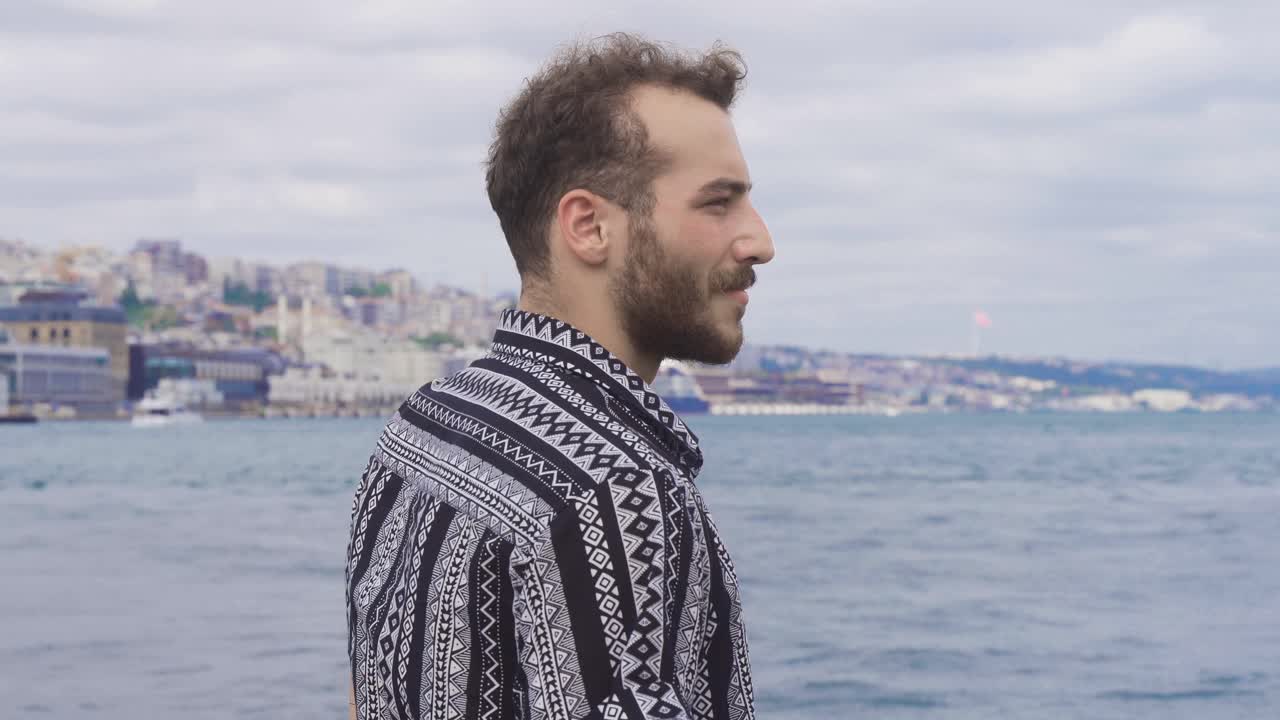 Ung mand ser ud over havet i Istanbul
