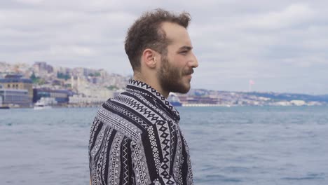 Joven-Mirando-El-Mar-En-Estambul.