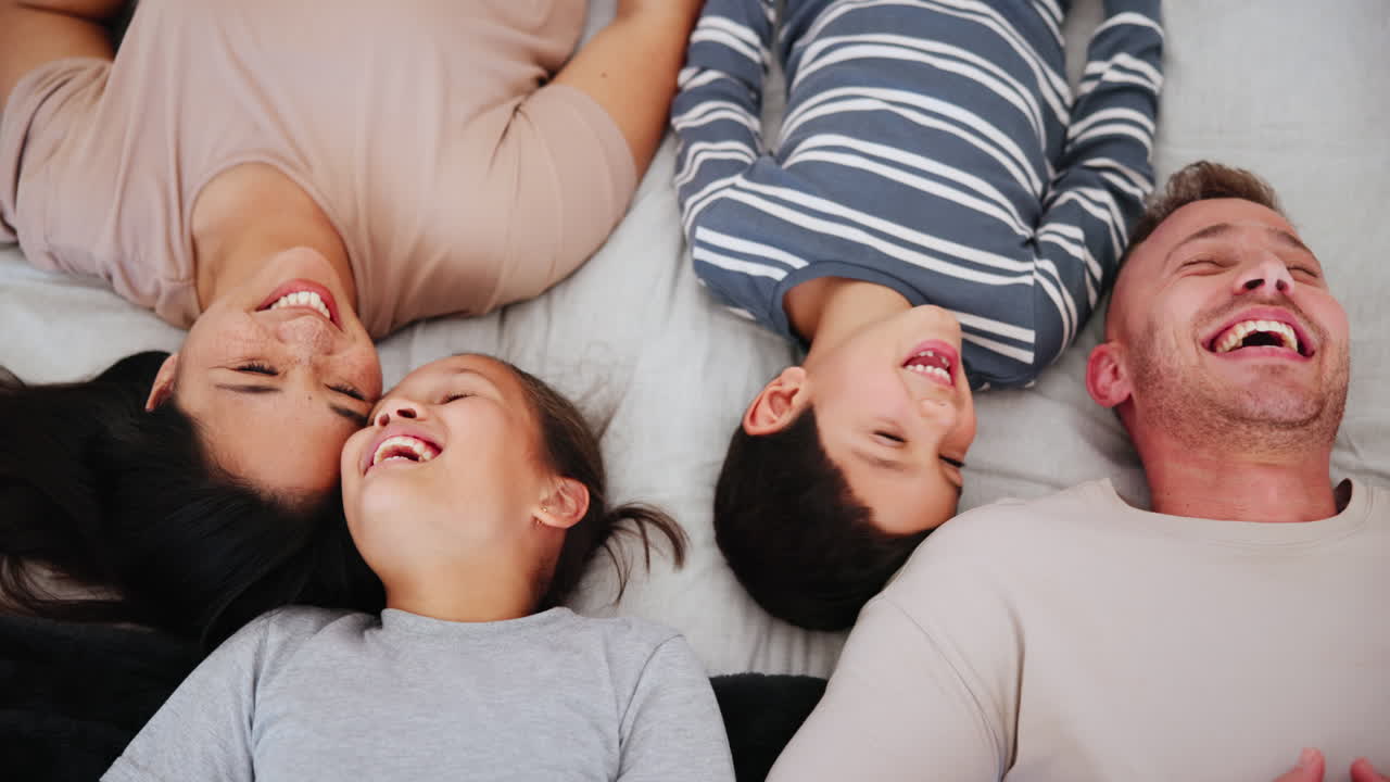 뷰, 웃기고 가족과 함께 웃음