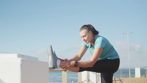 Mujer-Mayor-Estirando-Sus-Piernas-En-Un-Paseo