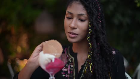 mujer afro latina comiendo helado en un restaurante
