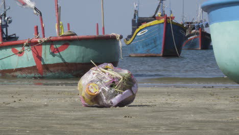 Basura-Recogida-En-Una-Bolsa-De-Plástico,-Tirada-En-La-Playa-Durante-La-Limpieza