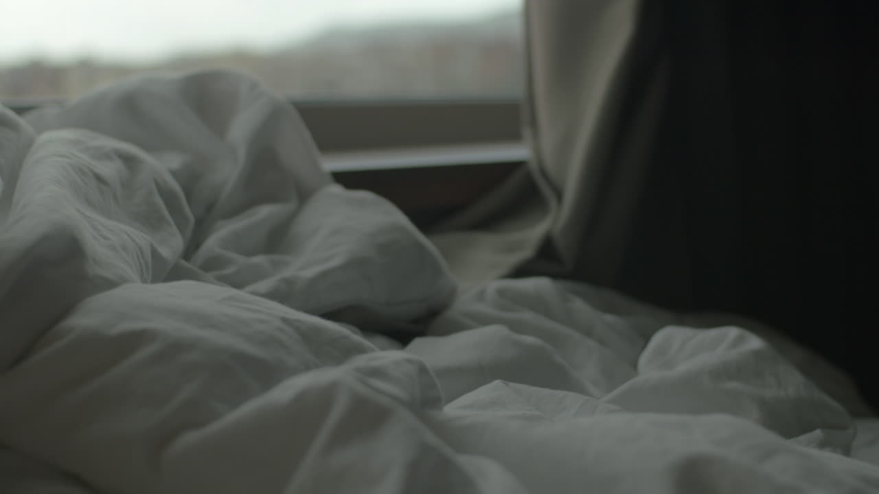 아침에 침대에 어진 담요