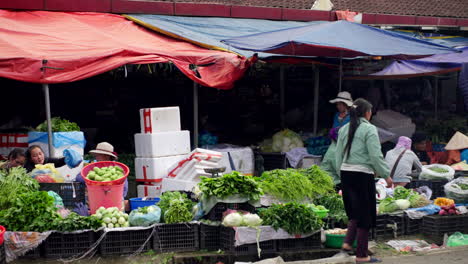 busy vegetable market in vietnam