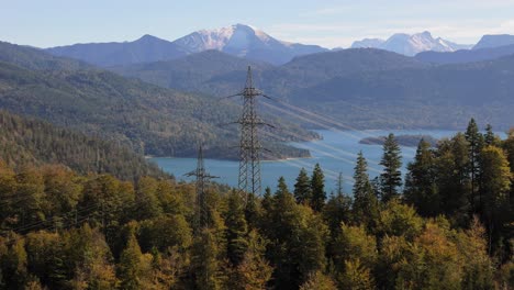 Wie-Geschwister-Zusammen-Steht-Der-Kleine-Pylon-Neben-Dem-Größeren-Großen-Bruder