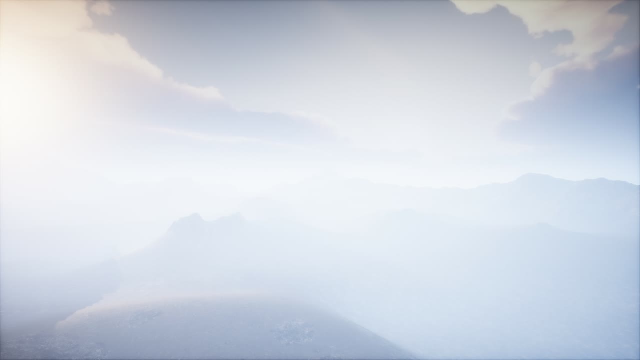 안개 가 있는 화산 크레이터 풍경