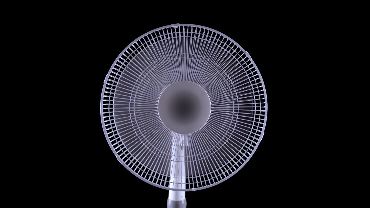 Hvid standerventilator centreret på en sort baggrund set forfra